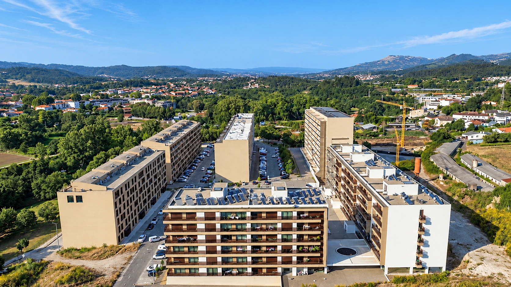 Vista geral dos edifícios da Urbanização do Rio, com as colinas e a vegetação envolvente.